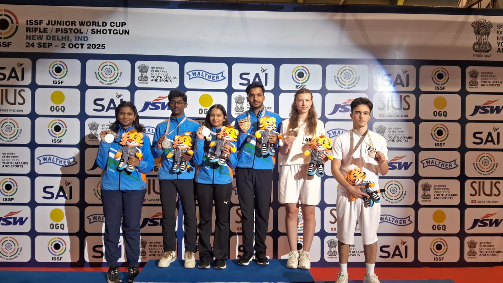 Isha Anil Taksale and Himanshu make a thrilling comeback to win 10m air rifle mixed team gold