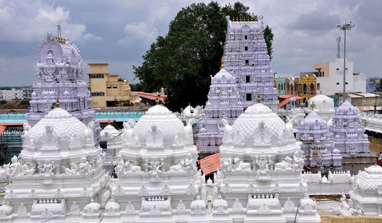 Vemulawada Sri Raja Rajeshwara Swamy Temple to offer darshan through LED screen until completion of development