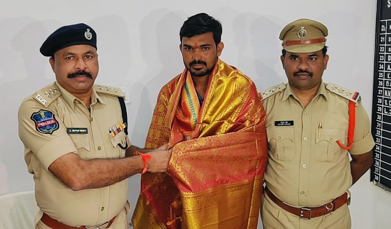 Accountant honoured for bravery after chasing thieves in Adilabad