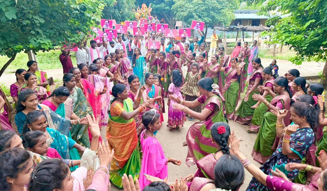 Women dance to folk songs seeking return of KCR in Adilabad
