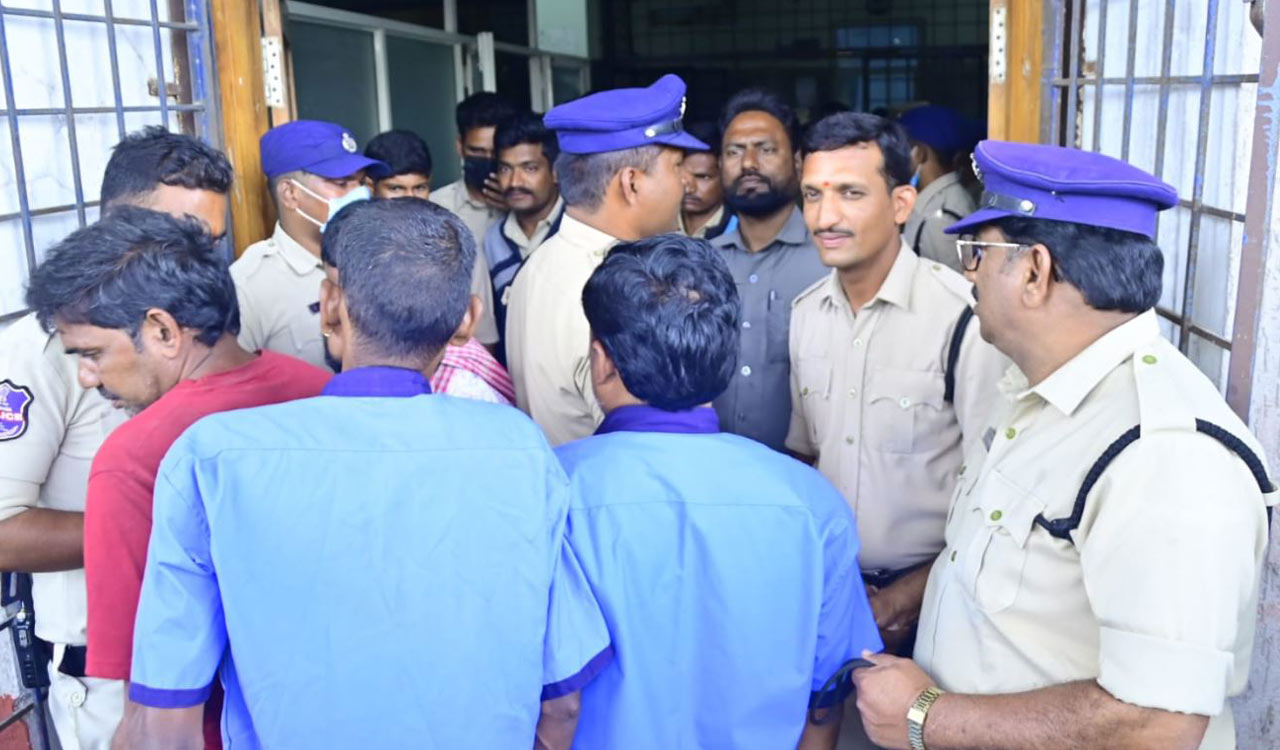 Constable murder accused attempts escape from hospital, killed in encounter in Nizamabad