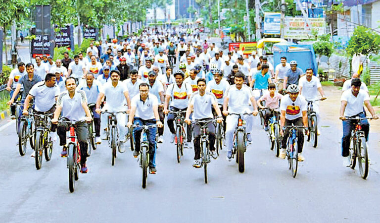Massive cycle rally held in Hanamkonda to mark Police Commemoration Week