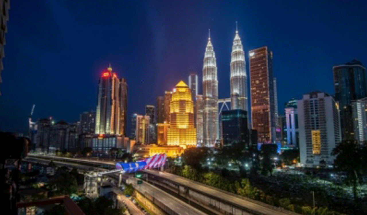 Moneylenders lure liquor shop applicants with Malaysian tour offer in Asifabad