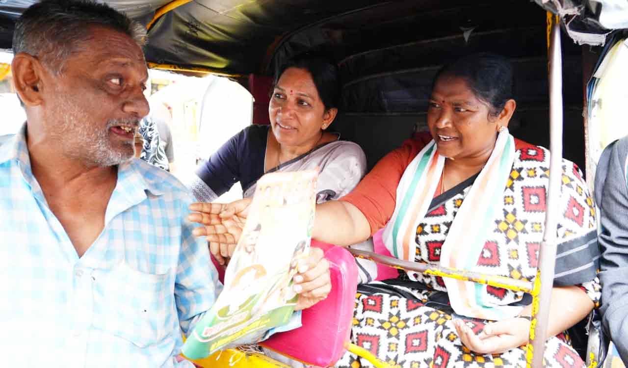 Seethakka tries to counter KTR’s autorickshaw ride with Congress version