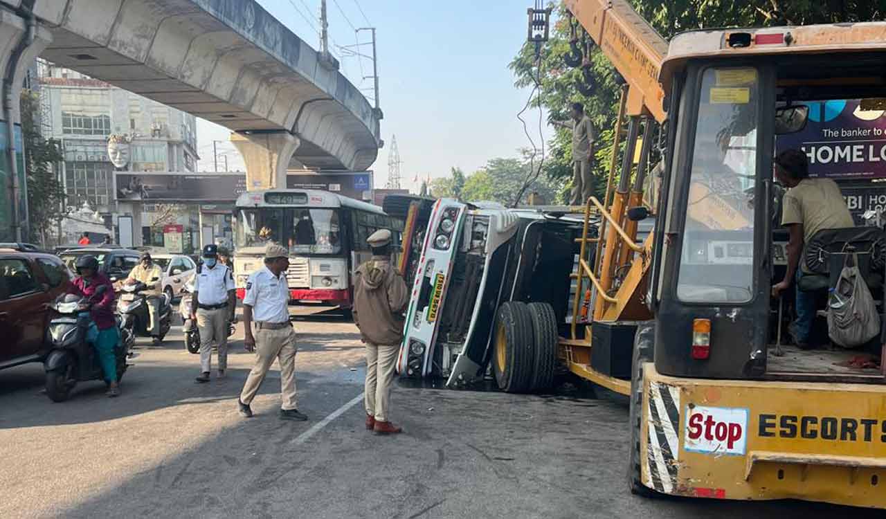 Truck rams into jeep in Hyderabad’s Begumpet, passengers injured