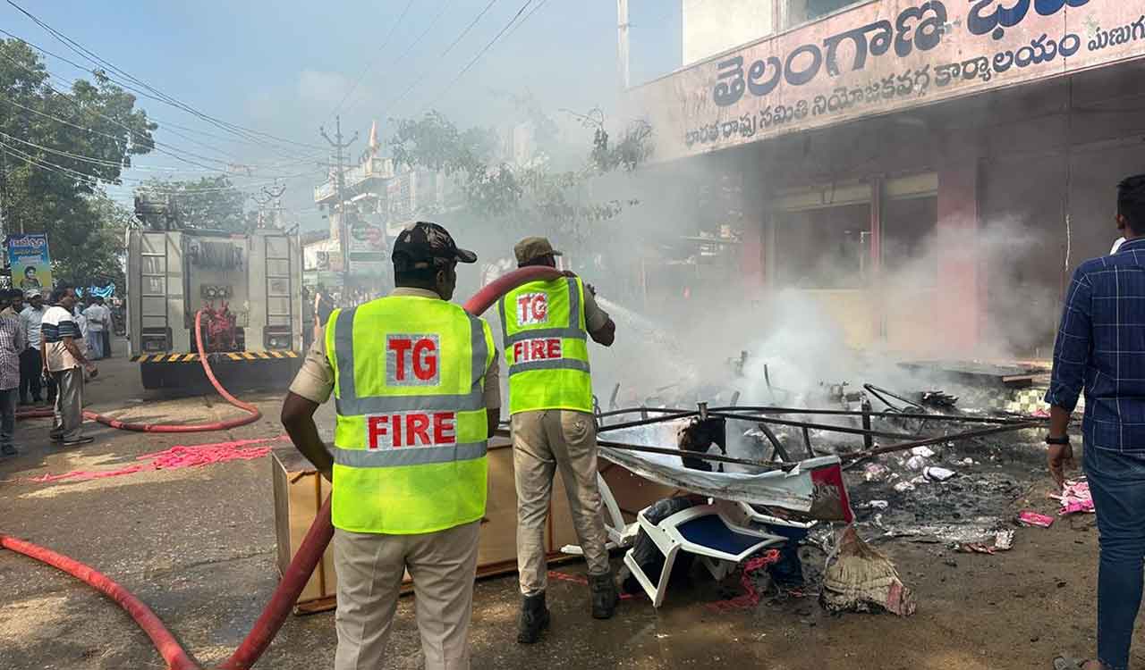 Congress workers attack BRS office in Manugur, set furniture on fire