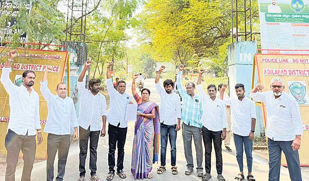 Villagers decry dip in quota of reservations to BCs in Adilabad