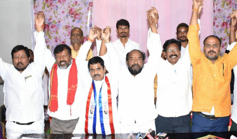 BC associations burn GO 46 copies in Karimnagar, accuse government of betraying community