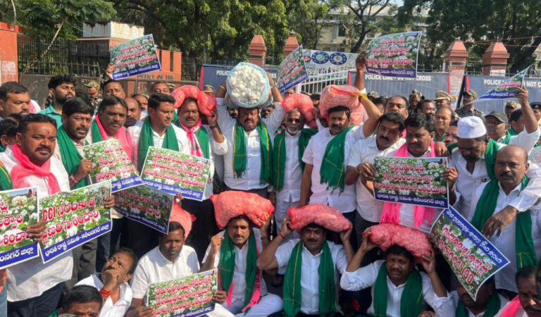 BRS stages protest in support of cotton farmers in Karimnagar