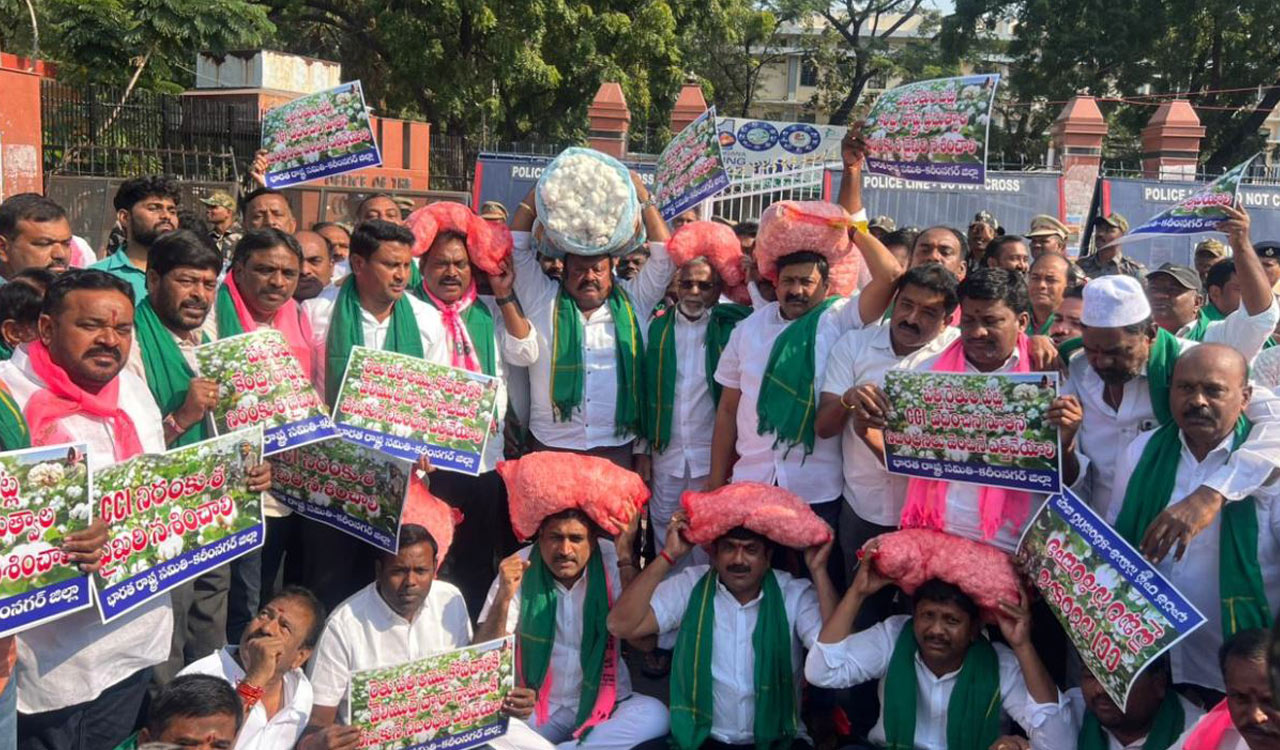 BRS stages protest in support of cotton farmers in Karimnagar