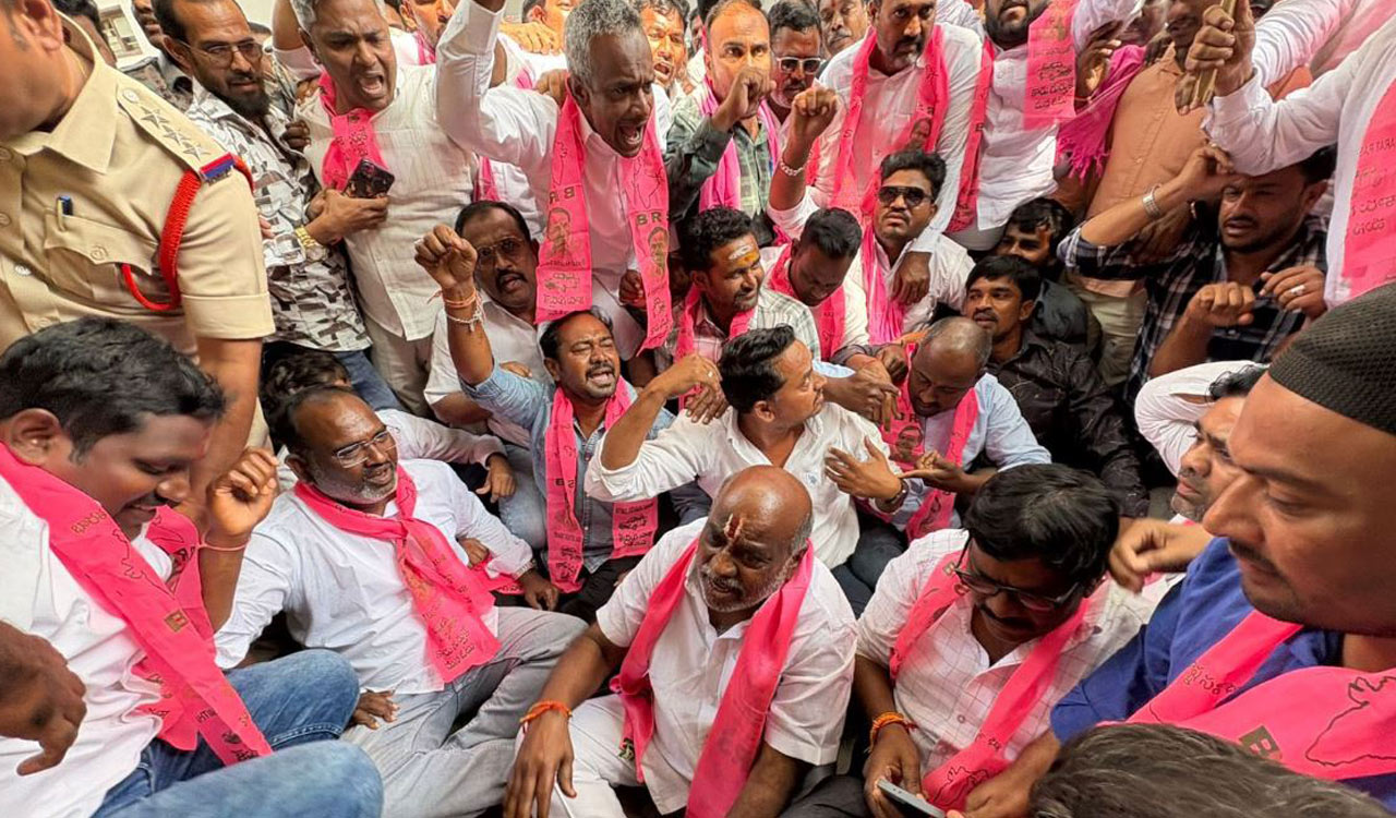 Adilabad tense as police, BRS activists clash during protest at MP’s house over cotton row