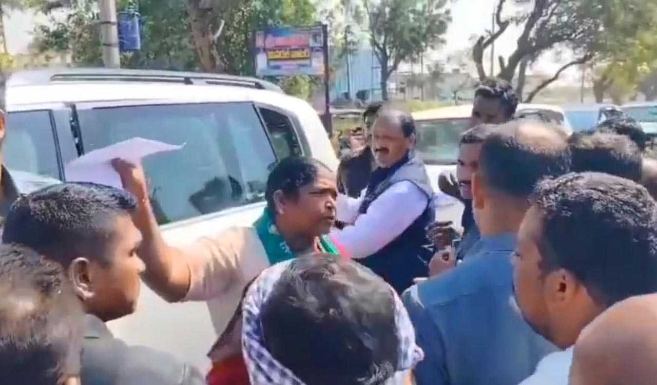 Cases against farmers and BRS leaders for stopping minister Seethakka’s convoy