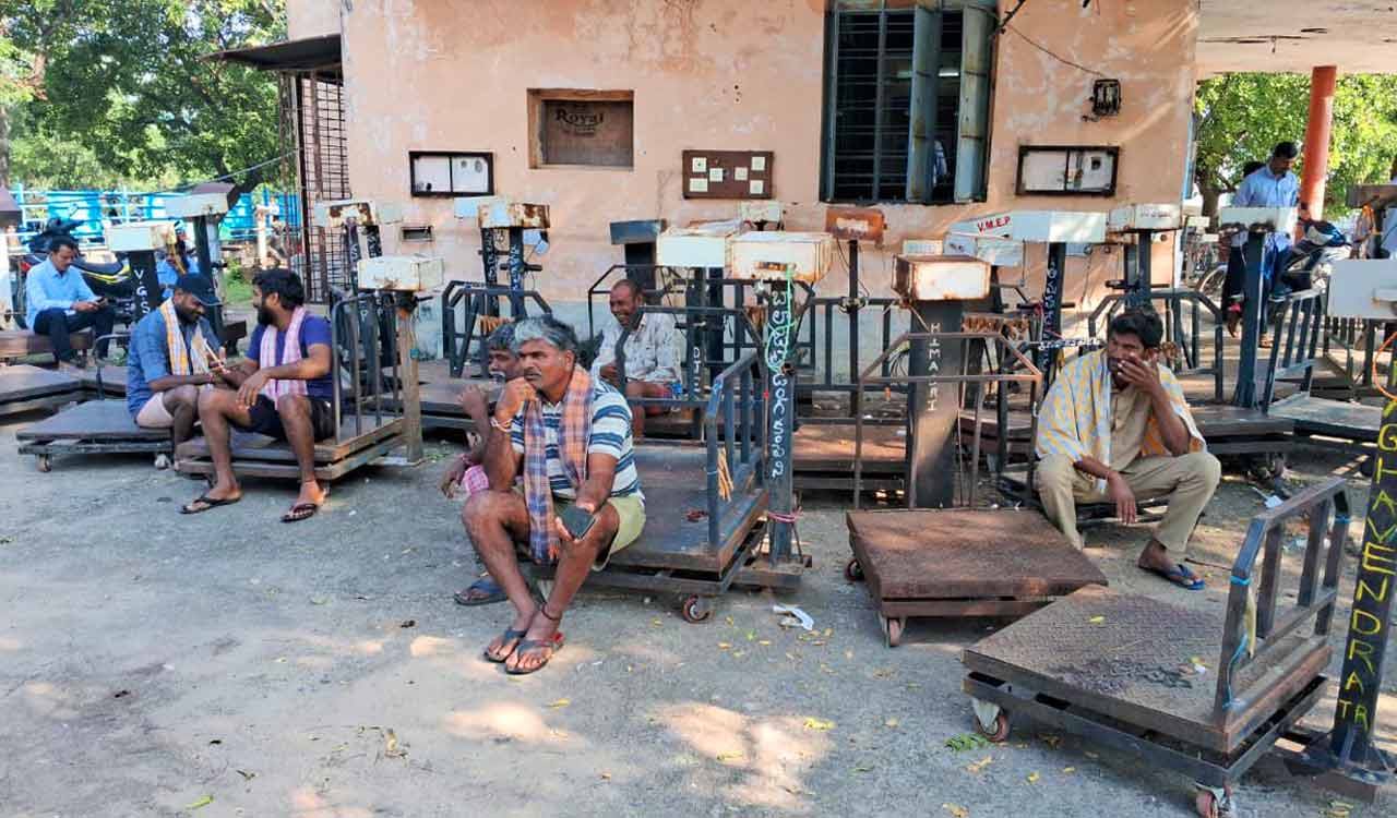 Cotton procurement suspended at Enumamula market as millers and traders launch strike