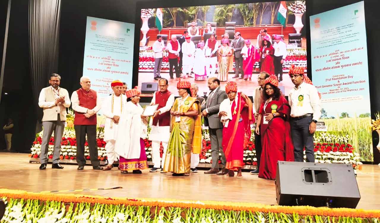 Three women from Telangana’s DDS honoured with Plant Genome Saviour Community Award