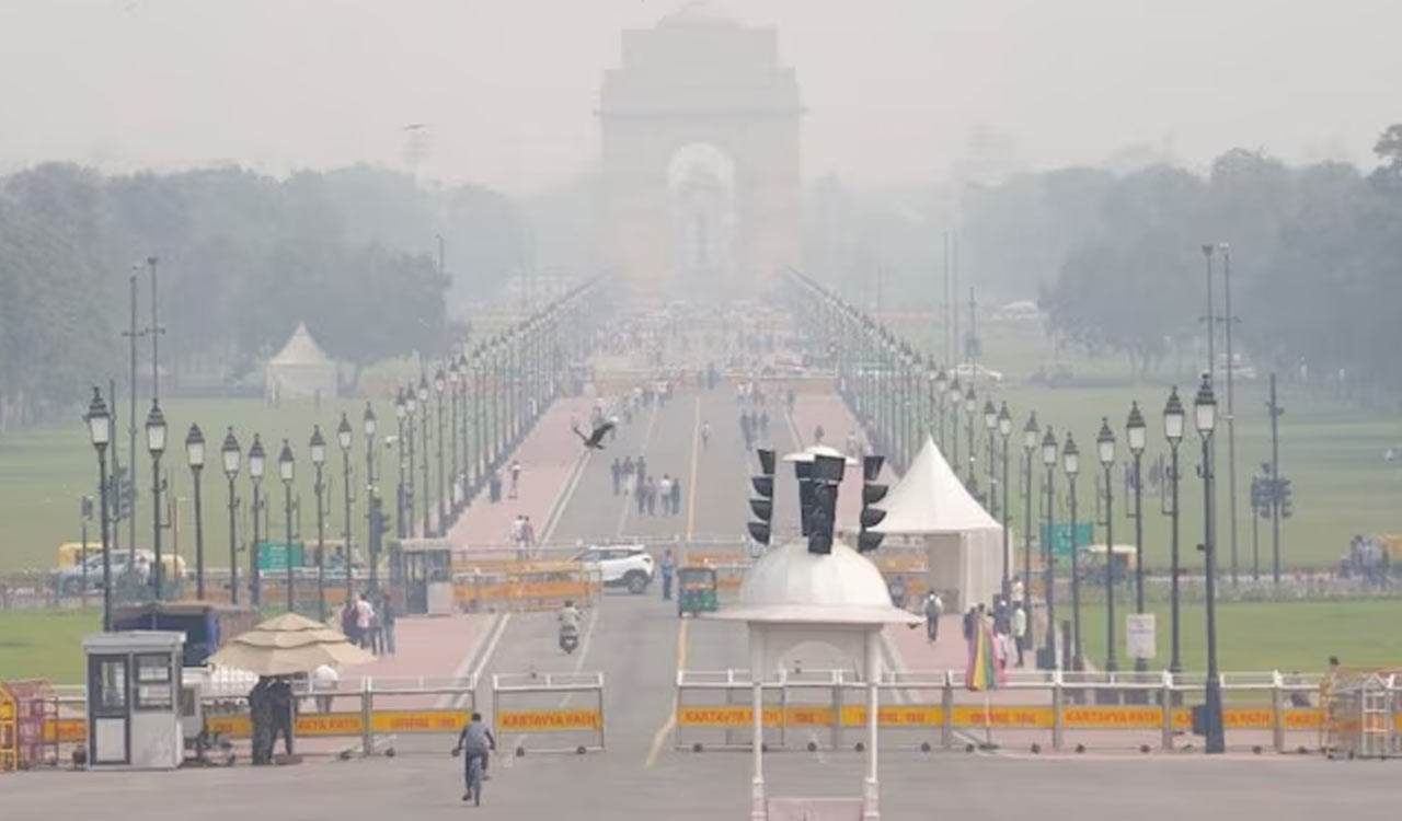 Fog, smog blanket Delhi as air quality stays ‘very poor’ at 337
