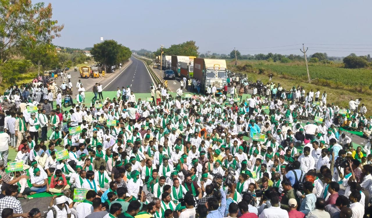Farmers protest against restrictions in procurement of cotton, soy in Adilabad
