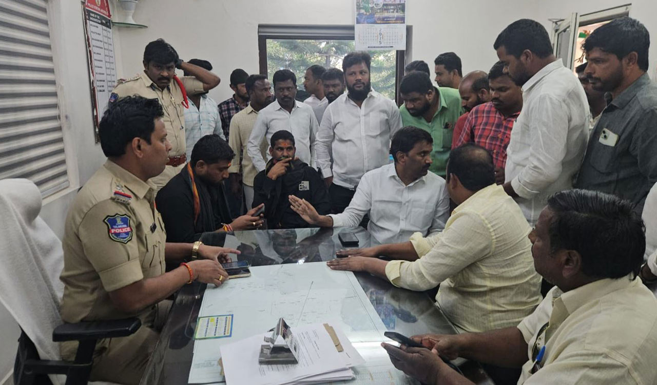 Congress leader creates ruckus at Jadcherla police station, SI files complaint