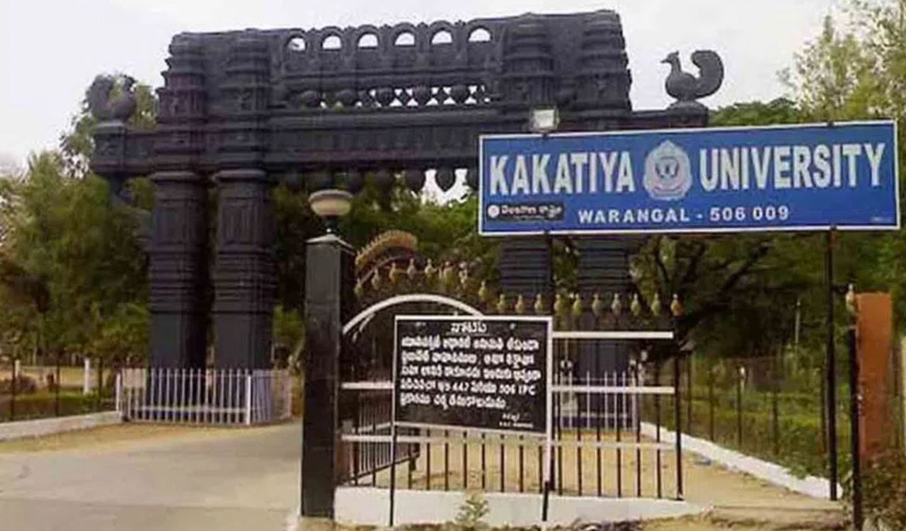 Students protest at Kakatiya University over limited PhD seats in Telugu department
