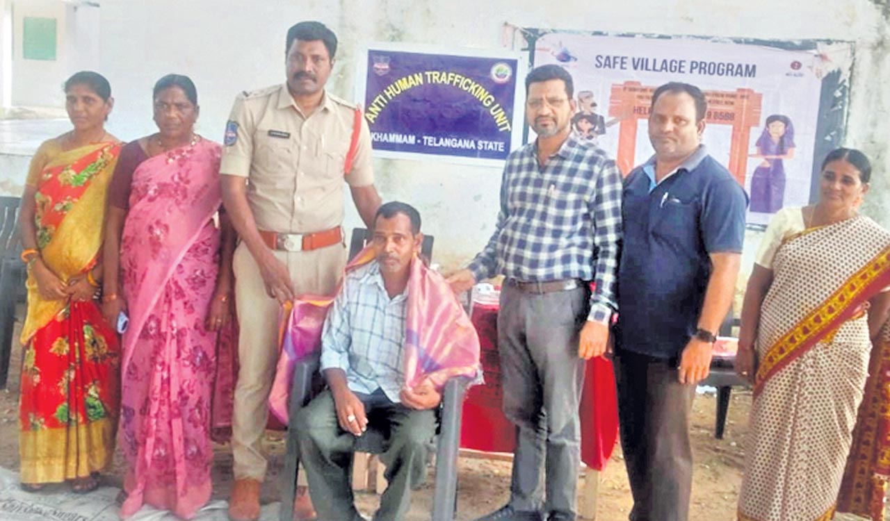 Khammam: Auto driver pays SSC exam fees for 20 students in Wyra mandal