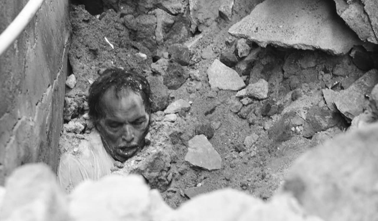 Two killed as old building collapses near Clock Tower in Mahabubnagar