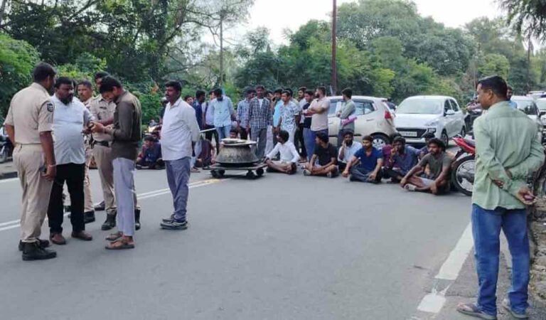 Osmania University students protest substandard food