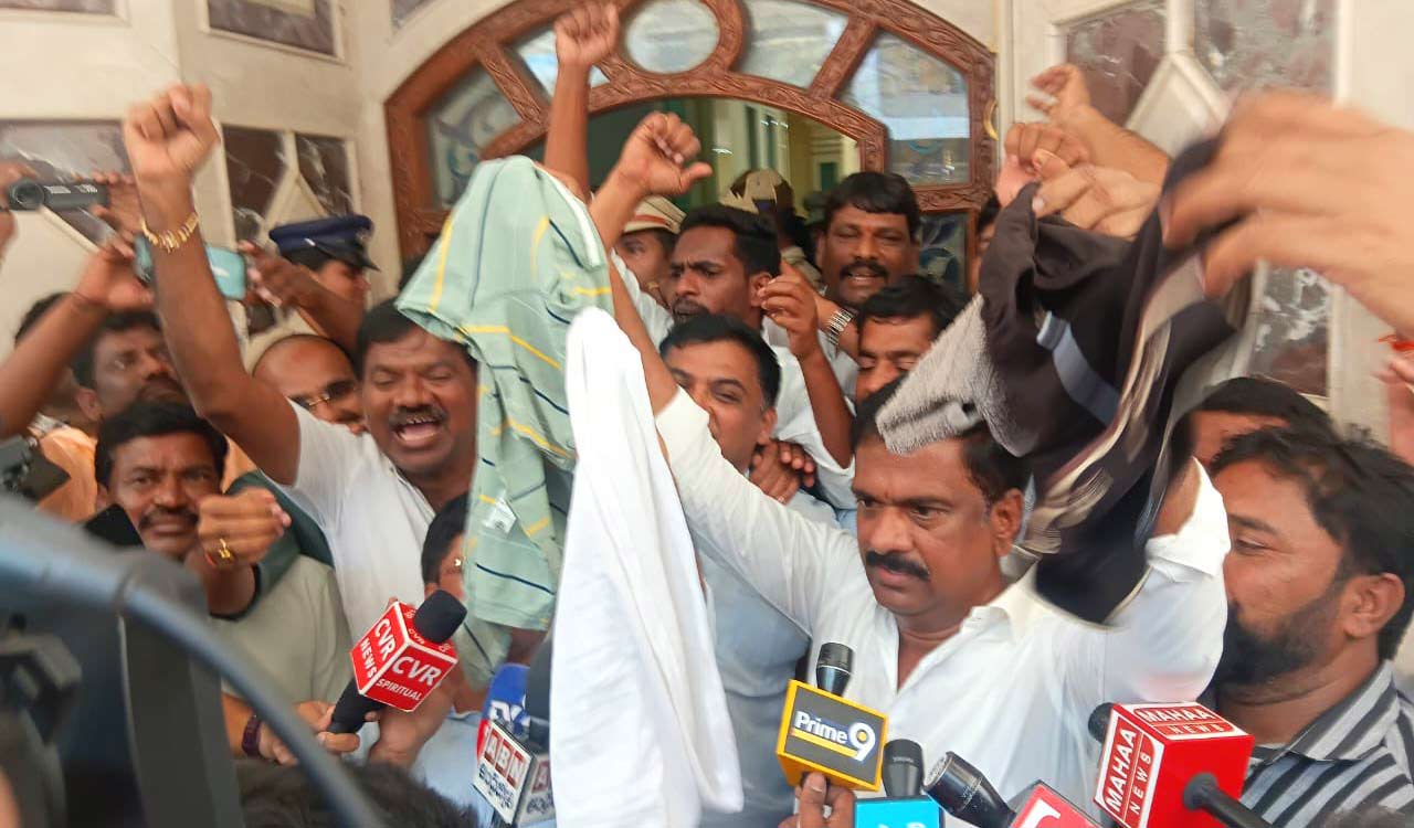 Raids at former BRS MLA Marri Janardhan Reddy’s residence trigger tension in Motinagar