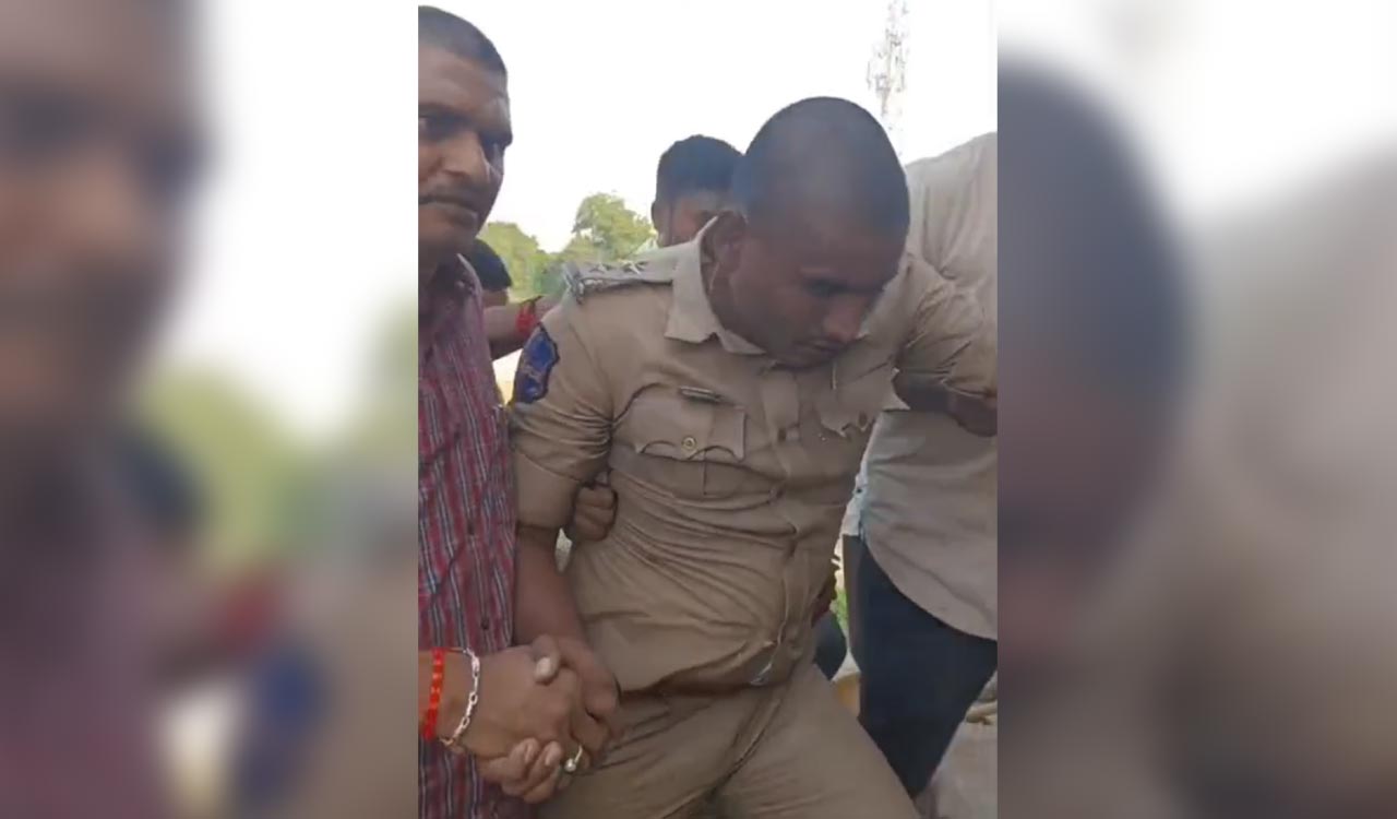 Watch: ACB chases and arrests SI in Medak after he accepts bribe