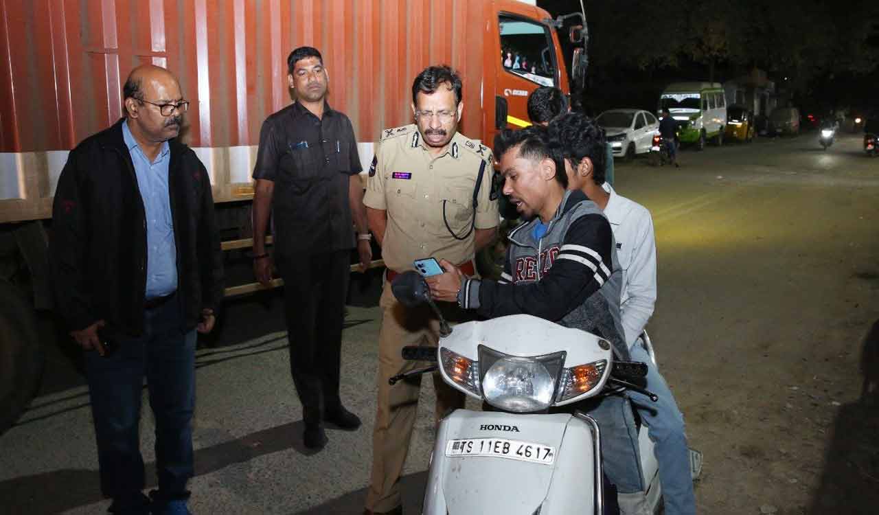 Police Commissioner’s sudden midnight operation tightens surveillance in Tolichowki, Langer Houz