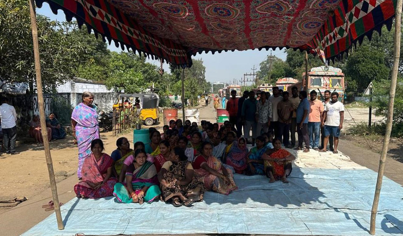 Kothagudem: Rajupet villagers stage rasta-roko to protest against dust pollution