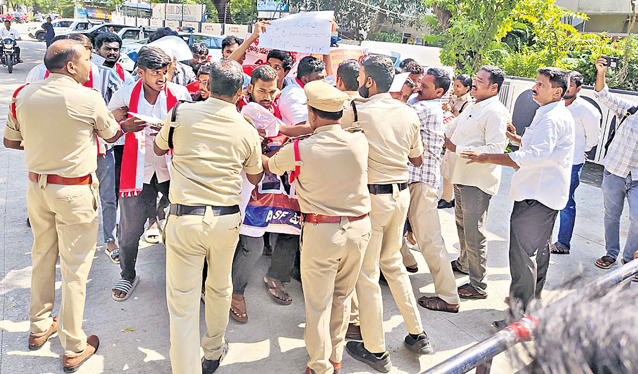 AISF activists try to lay siege to Konda Surekha’s house in Hanamkonda