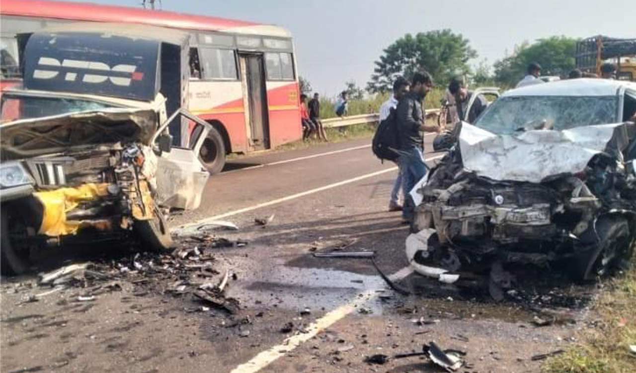 Three pilgrims from Telangana die in road accident in Karnataka