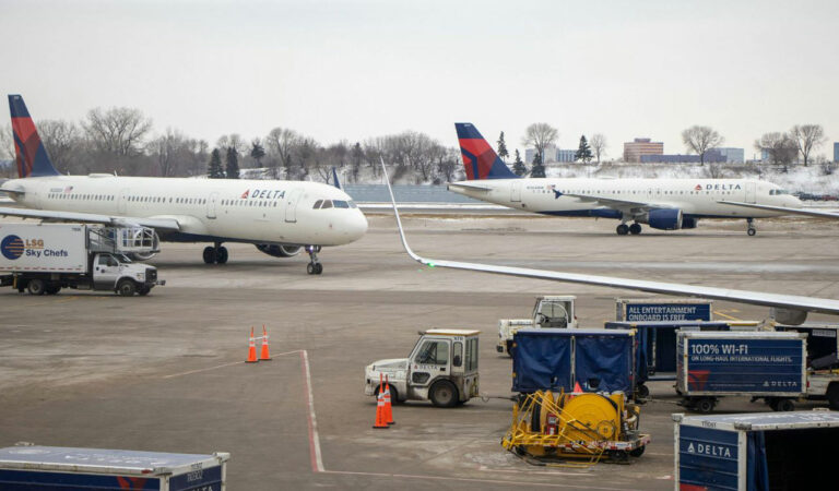 US to cut flight operations by 10% as shutdown hits air travel