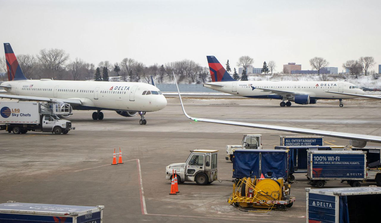 US to cut flight operations by 10% as shutdown hits air travel