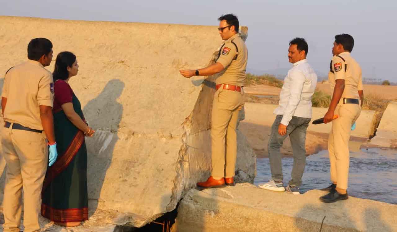 Karimnagar officials inspect damaged Manair check dam