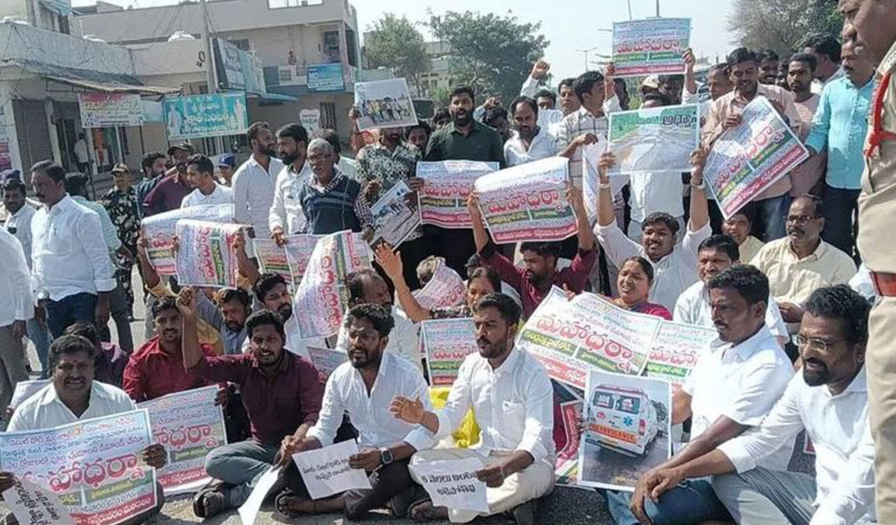 Youth associations stage dharna for road in Karimnagar