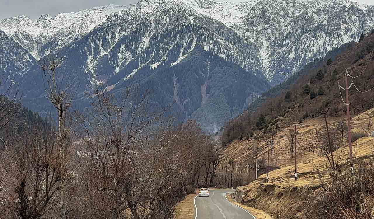 Fresh snowfall blankets Kashmir’s higher reaches amid unusually warm winter