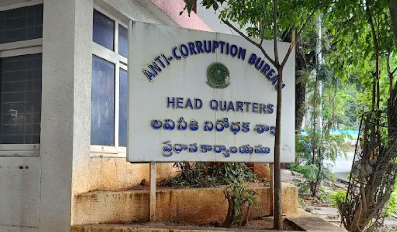ACB conducts surprise checks at Khammam RTA office, 13 agents held
