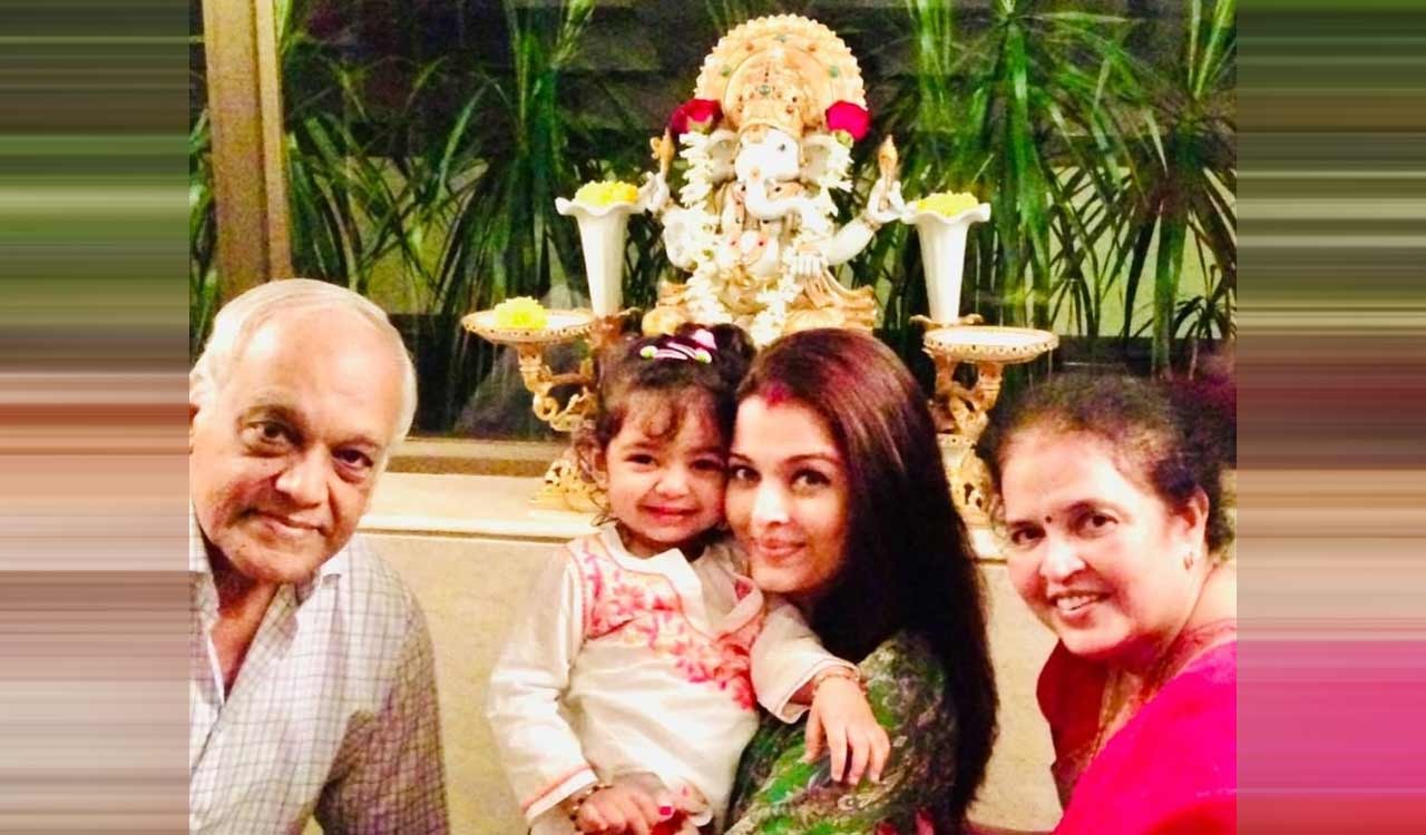Aishwarya Rai posts adorable unseen picture of Aaradhya with her parents