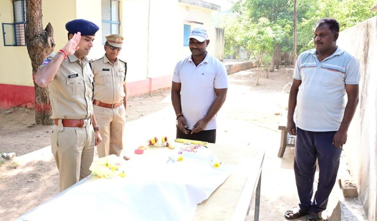 SP Akhil Mahajan pays homage to sniffer dog Runie in Adilabad