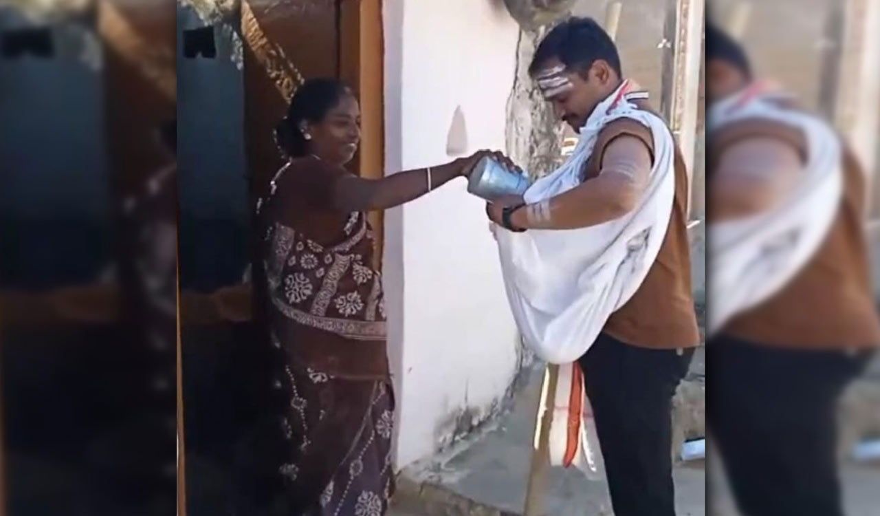 Man fulfils vow with rice alms after father’s sarpanch win in Medak