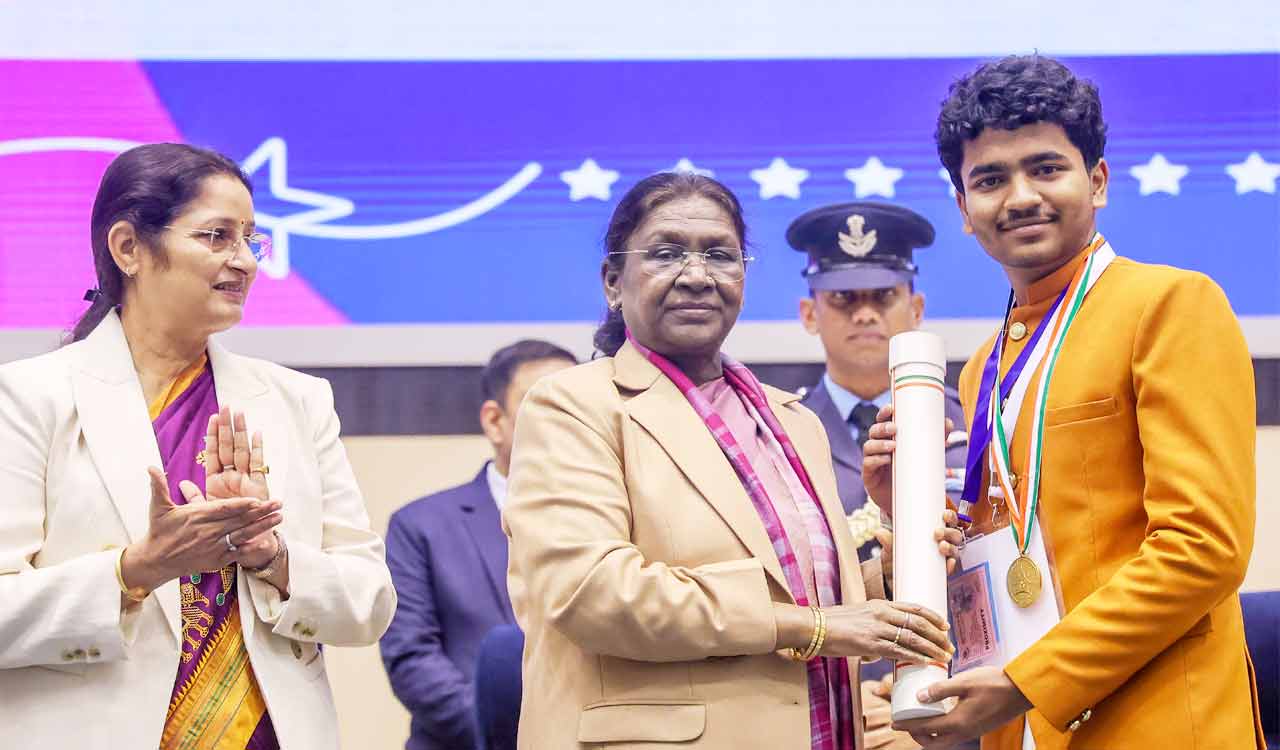 President Murmu presents Pradhan Mantri Rashtriya Bal Puraskar to 20 children on Veer Bal Diwas