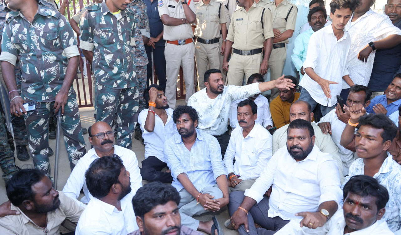 Former govt whip Balka Suman protests against Congress in Mancherial