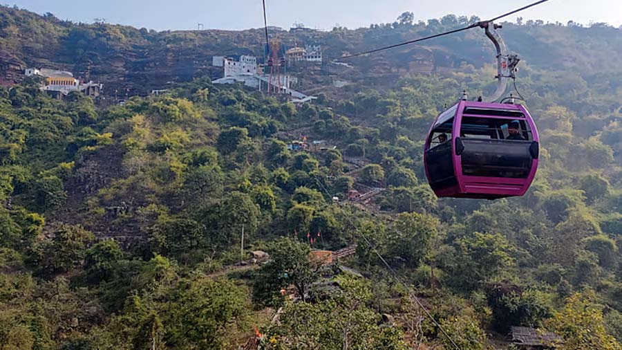 15 injured after San Francisco cable car stops suddenly