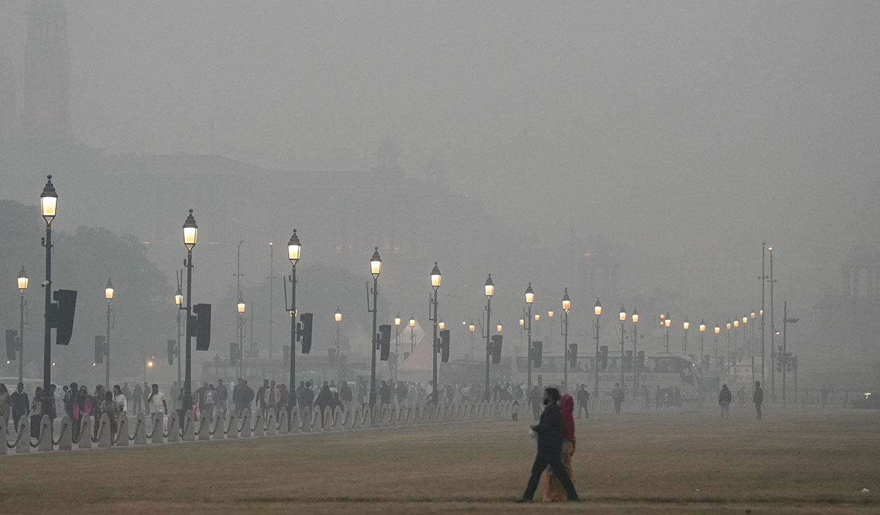 Delhi chokes under hazardous smog as air quality worsens; visibility low