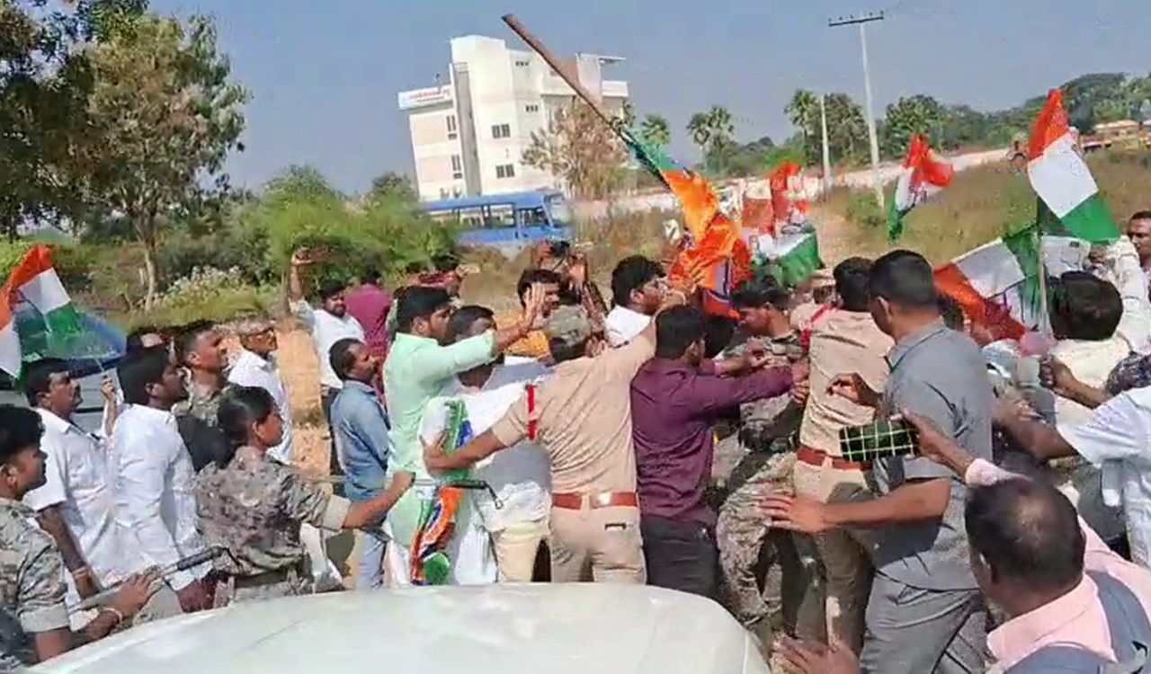 Congress, BJP workers clash with each other during protest in Warangal