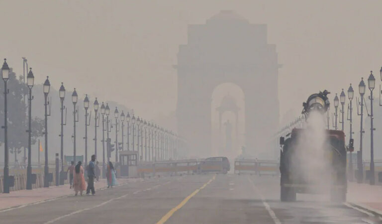 Delhi wrapped in smog as AQI hits 333; IMD issues cold wave alert