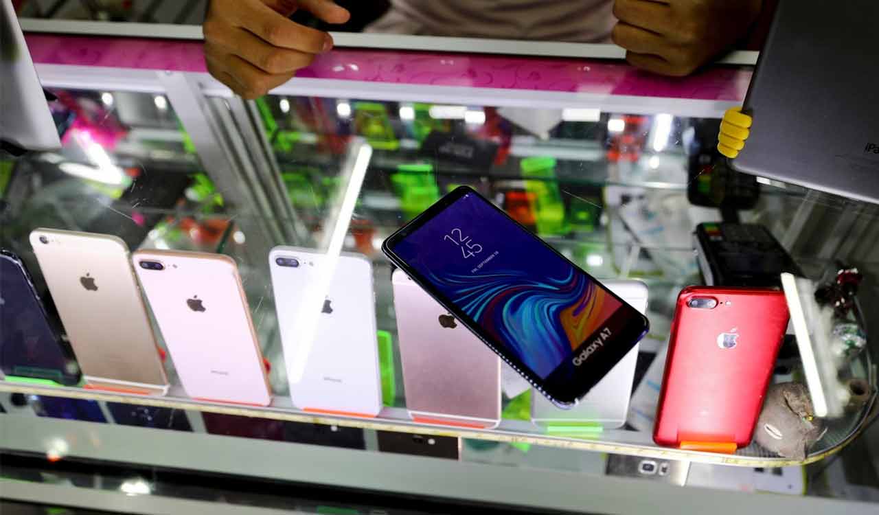 Delhi Police busts racket selling fake premium mobile phones, 4 held