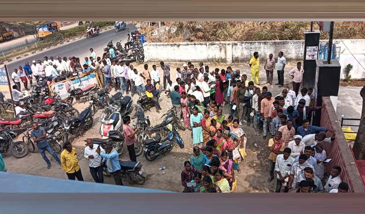 Telangana: Farmers continue to wait in serpentine queues for fertilizers