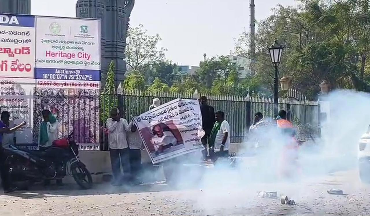 Farmers celebrate ACB arrest of Hanamkonda Additional Collector Venkat Reddy