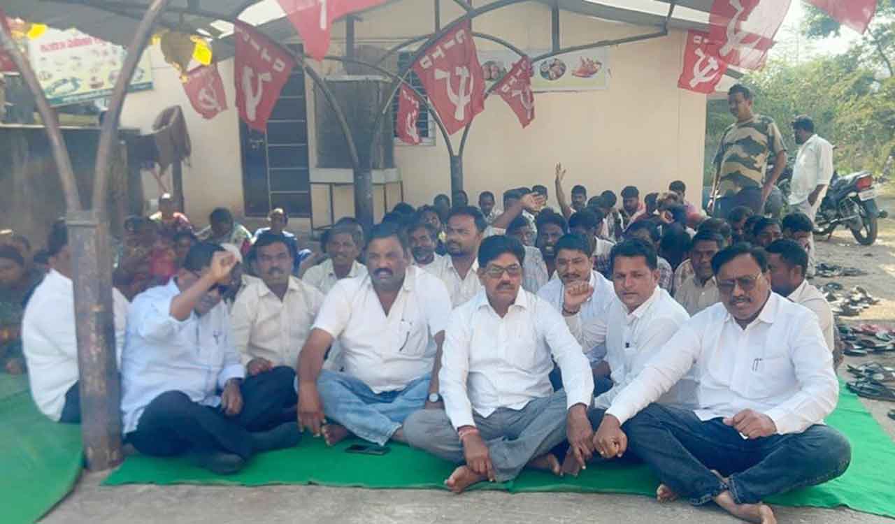 Telangana: Former councilors slam govt for delaying salaries of sanitation workers in Kagaznagar